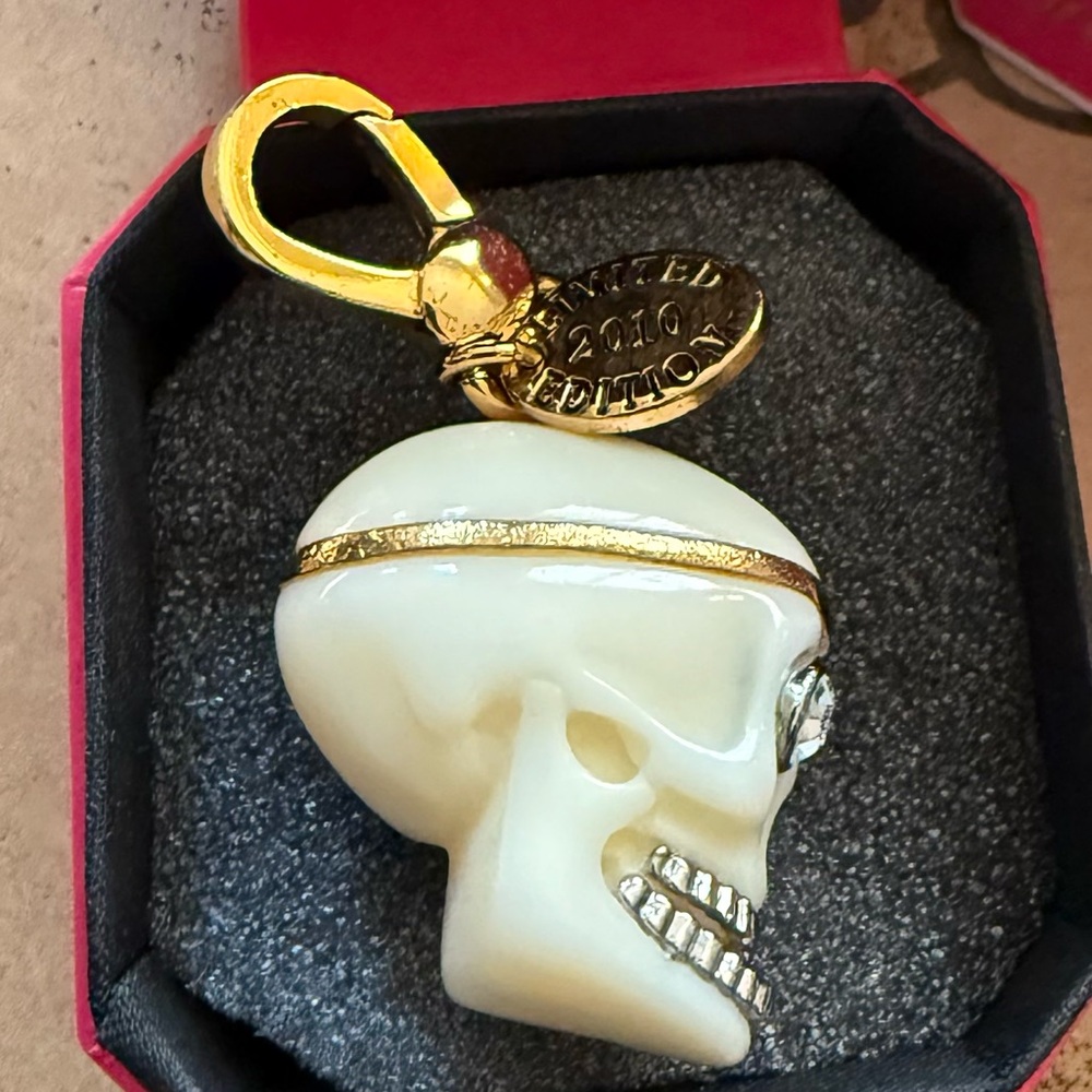 Juicy Couture skull with pave eyepatch 2010 & silver grill - Picture 4 of 8